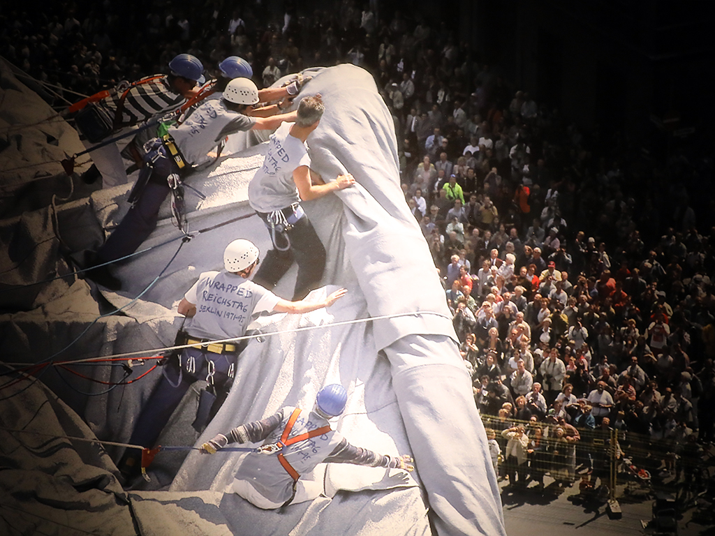 <p>Кристо и Жан-Клод Опакованият Райхстаг</p>