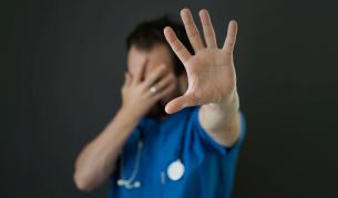 Близки на пациент пребиха фелдшер в Криводол, нападателят е задържан