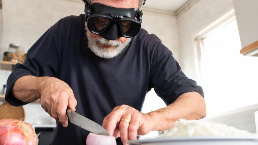 Как да спрете да плачете, докато режете лук