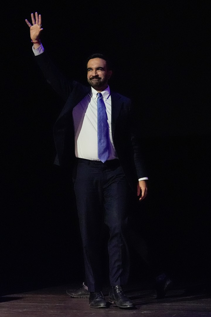 <p>Зохран Мамдани приветства поддръжниците си в Бруклин след историческата победа над Андрю Куомо.</p>