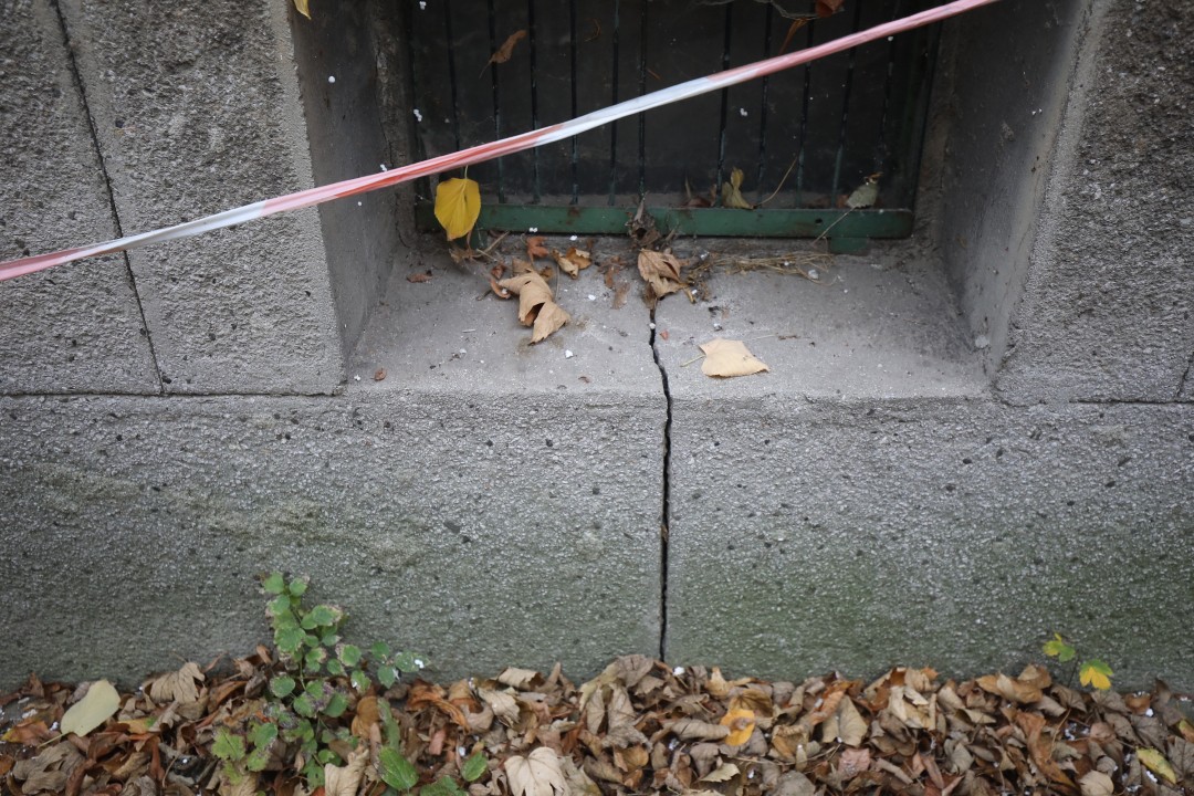 <p>До 5 ноември в 18 ч. всички обитатели на блок 2 в столичния квартал &bdquo;Хаджи Димитър&ldquo; трябва да напуснат жилищата си заради сериозни пропуквания в конструкцията, появили се малко след началото на строежа на метрото в района.</p>