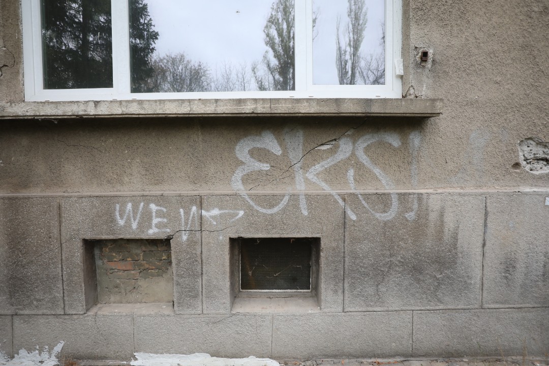 <p>До 5 ноември в 18 ч. всички обитатели на блок 2 в столичния квартал &bdquo;Хаджи Димитър&ldquo; трябва да напуснат жилищата си заради сериозни пропуквания в конструкцията, появили се малко след началото на строежа на метрото в района.</p>