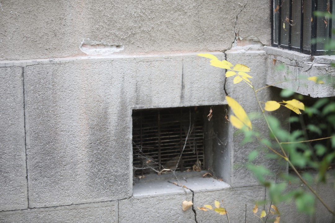 <p>До 5 ноември в 18 ч. всички обитатели на блок 2 в столичния квартал &bdquo;Хаджи Димитър&ldquo; трябва да напуснат жилищата си заради сериозни пропуквания в конструкцията, появили се малко след началото на строежа на метрото в района.</p>