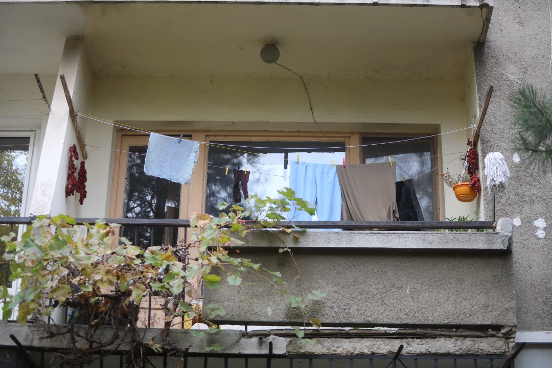 <p>До 5 ноември в 18 ч. всички обитатели на блок 2 в столичния квартал &bdquo;Хаджи Димитър&ldquo; трябва да напуснат жилищата си заради сериозни пропуквания в конструкцията, появили се малко след началото на строежа на метрото в района.</p>