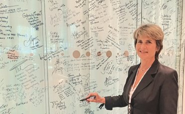 Весела Лечева се подписа на стената на олимпийците в МОК и проведе разговор за Милано - Кортина