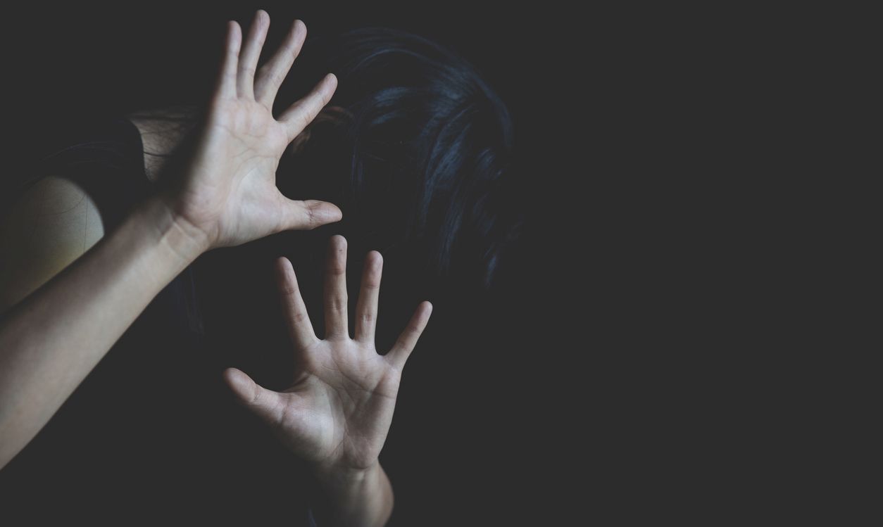 Жена е окована и изтезавана месеци от приятели, които "вече не я харесват‘’