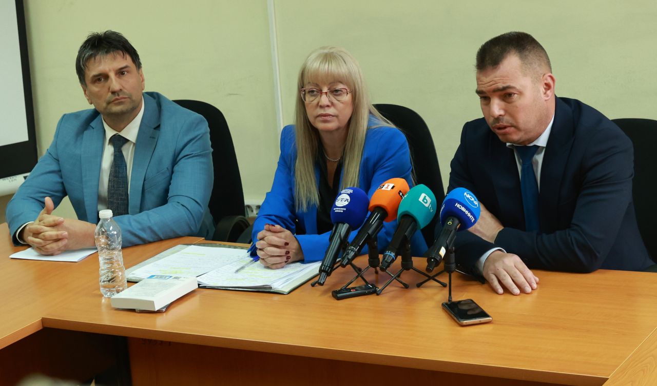 Разбиха група за трафик на мигранти, използвали фалшиви полицейски униформи