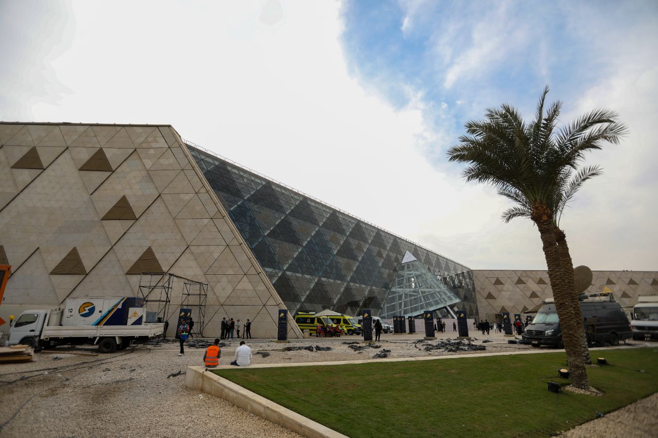 <p>Поглед към гигантския музей до пирамидите в Гиза.</p>