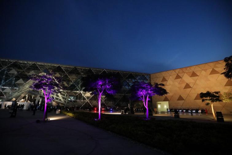 Поглед към гигантския музей до пирамидите в Гиза