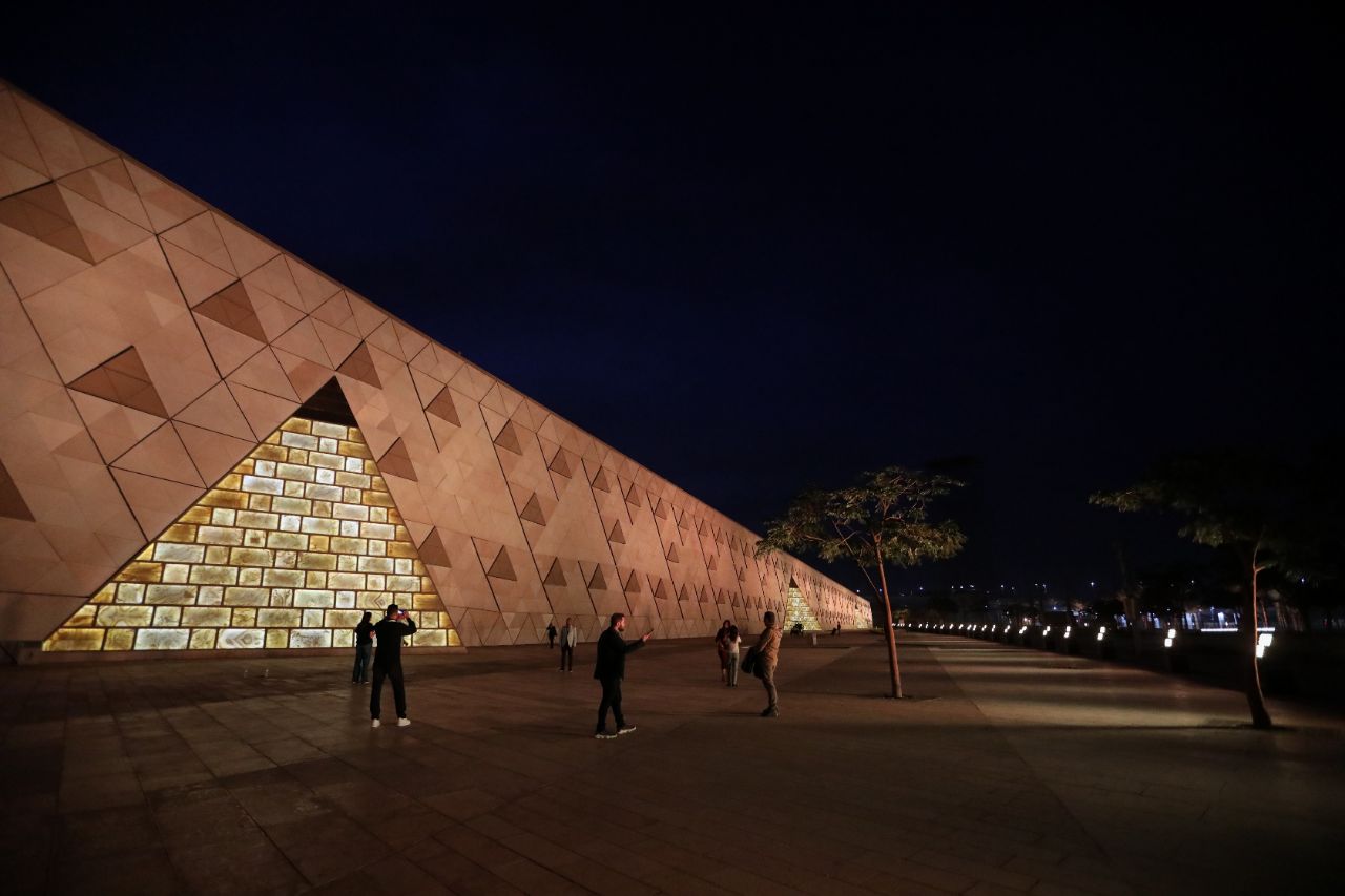 <p>Поглед към гигантския музей до пирамидите в Гиза.</p>