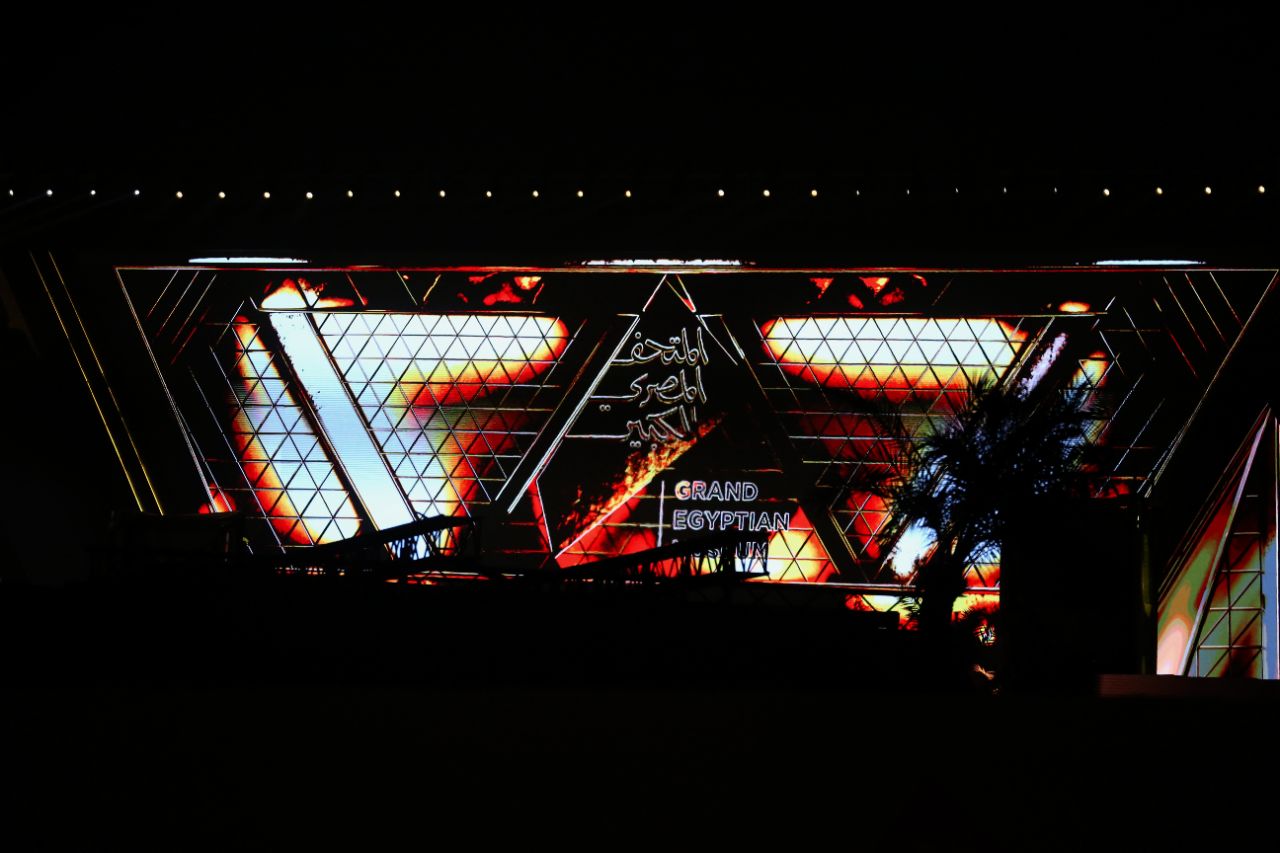 <p>Поглед към гигантския музей до пирамидите в Гиза.</p>