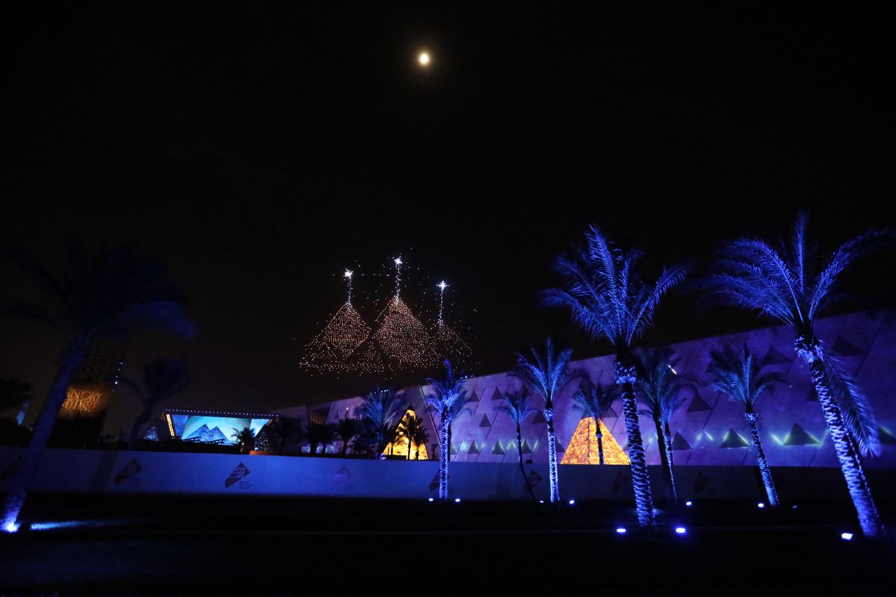 <p>Поглед към гигантския музей до пирамидите в Гиза.</p>