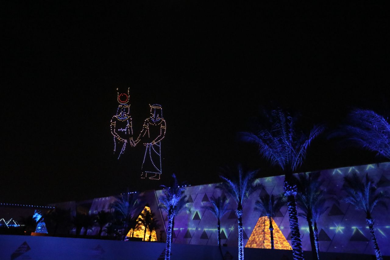 <p>Поглед към гигантския музей до пирамидите в Гиза.</p>