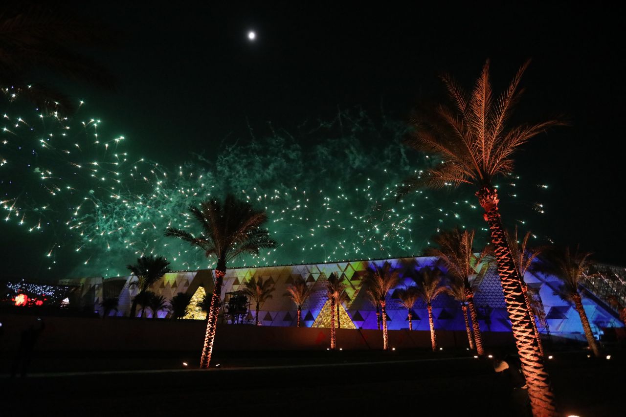 <p>Поглед към гигантския музей до пирамидите в Гиза.</p>