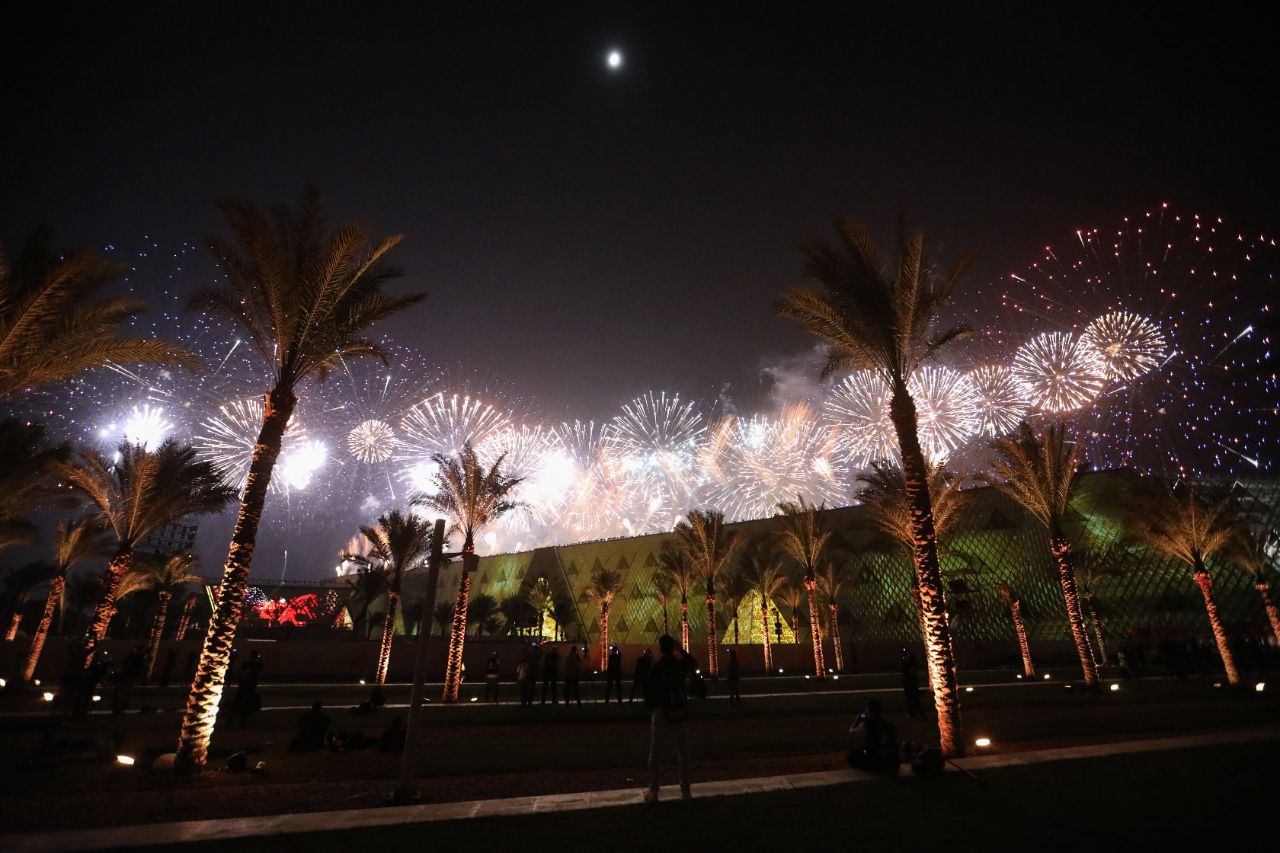 <p>Поглед към гигантския музей до пирамидите в Гиза.</p>