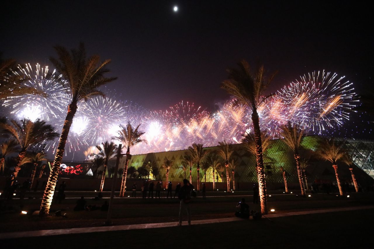 <p>Поглед към гигантския музей до пирамидите в Гиза.</p>