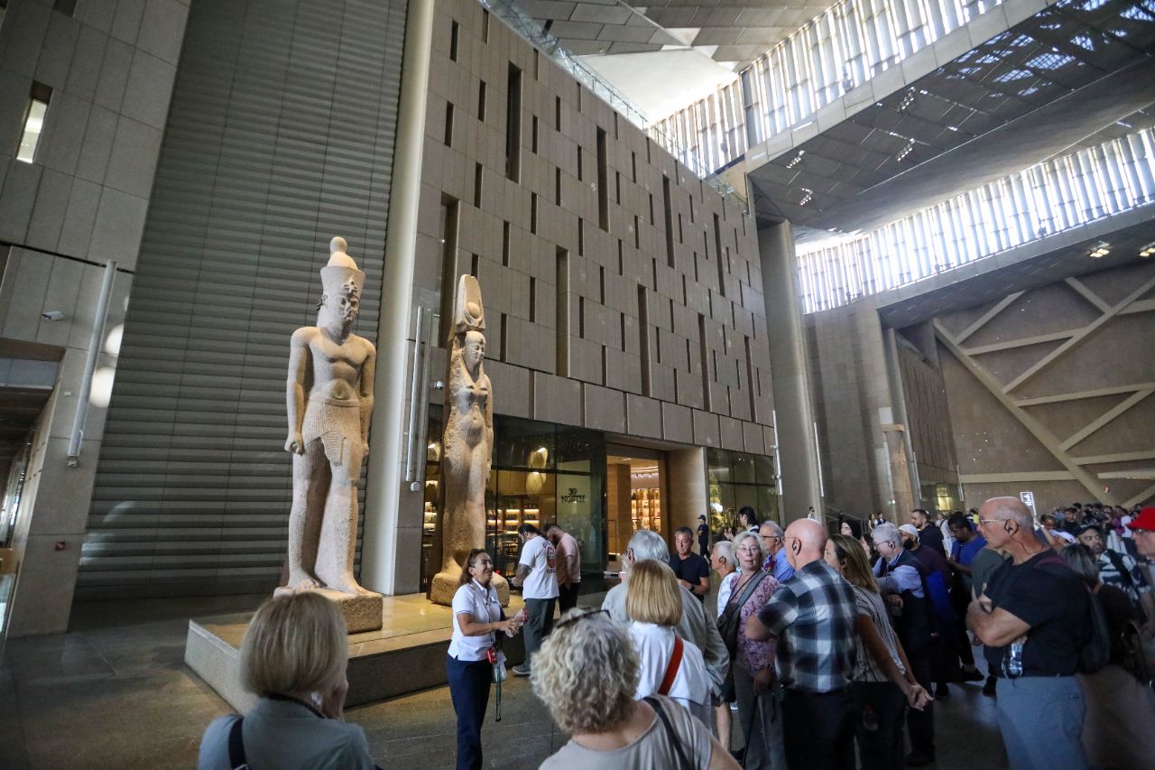 <p>Поглед към гигантския музей до пирамидите в Гиза.</p>