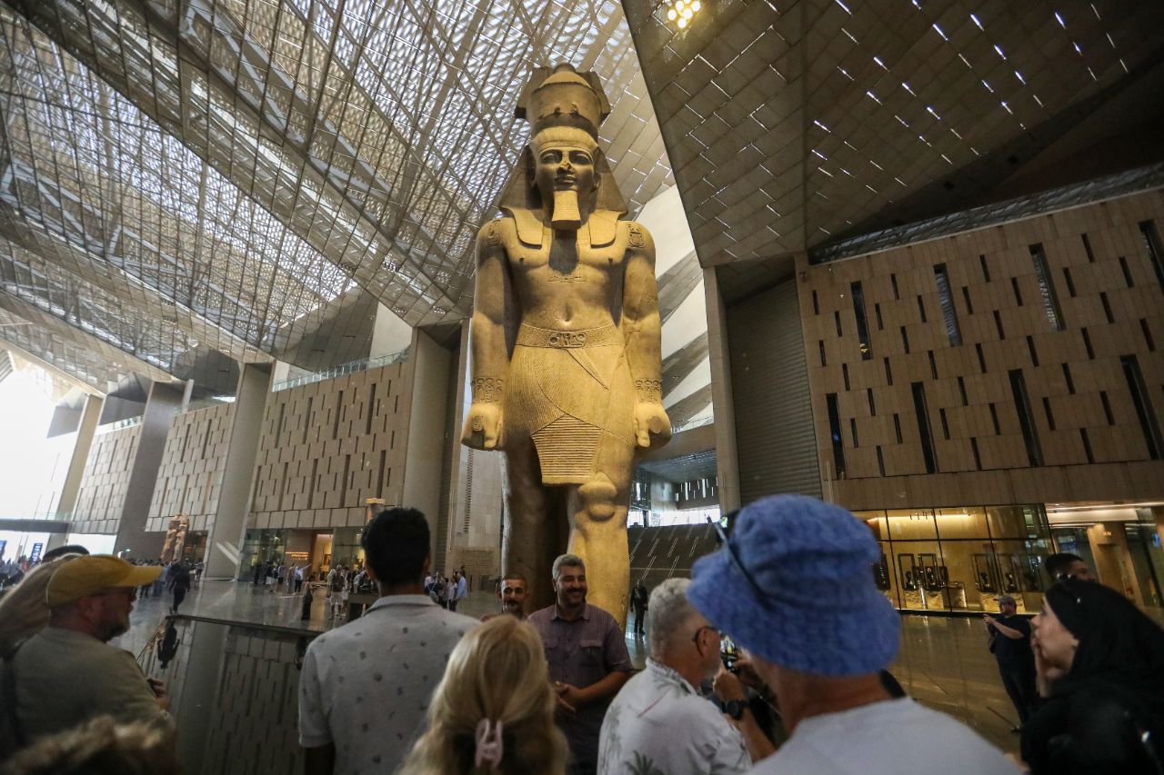 <p>Поглед към гигантския музей до пирамидите в Гиза.</p>