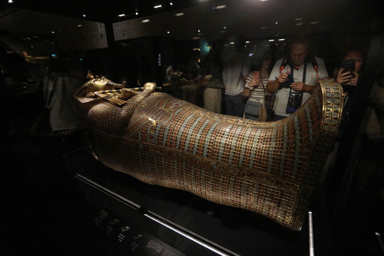 <p>Поглед към гигантския музей до пирамидите в Гиза.</p>