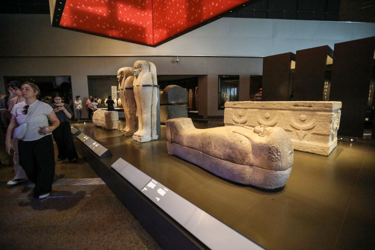 <p>Поглед към гигантския музей до пирамидите в Гиза.</p>