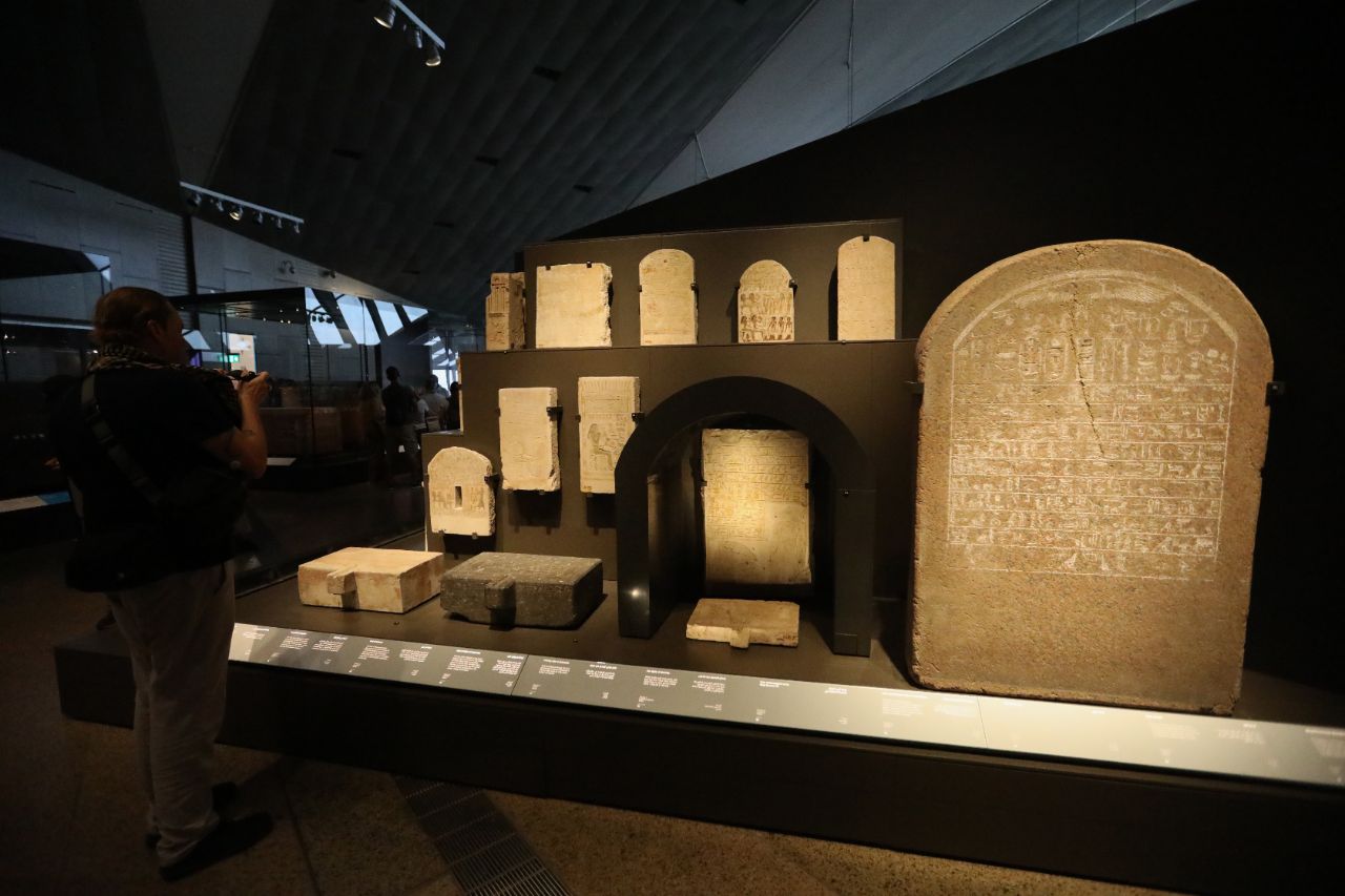 <p>Поглед към гигантския музей до пирамидите в Гиза.</p>