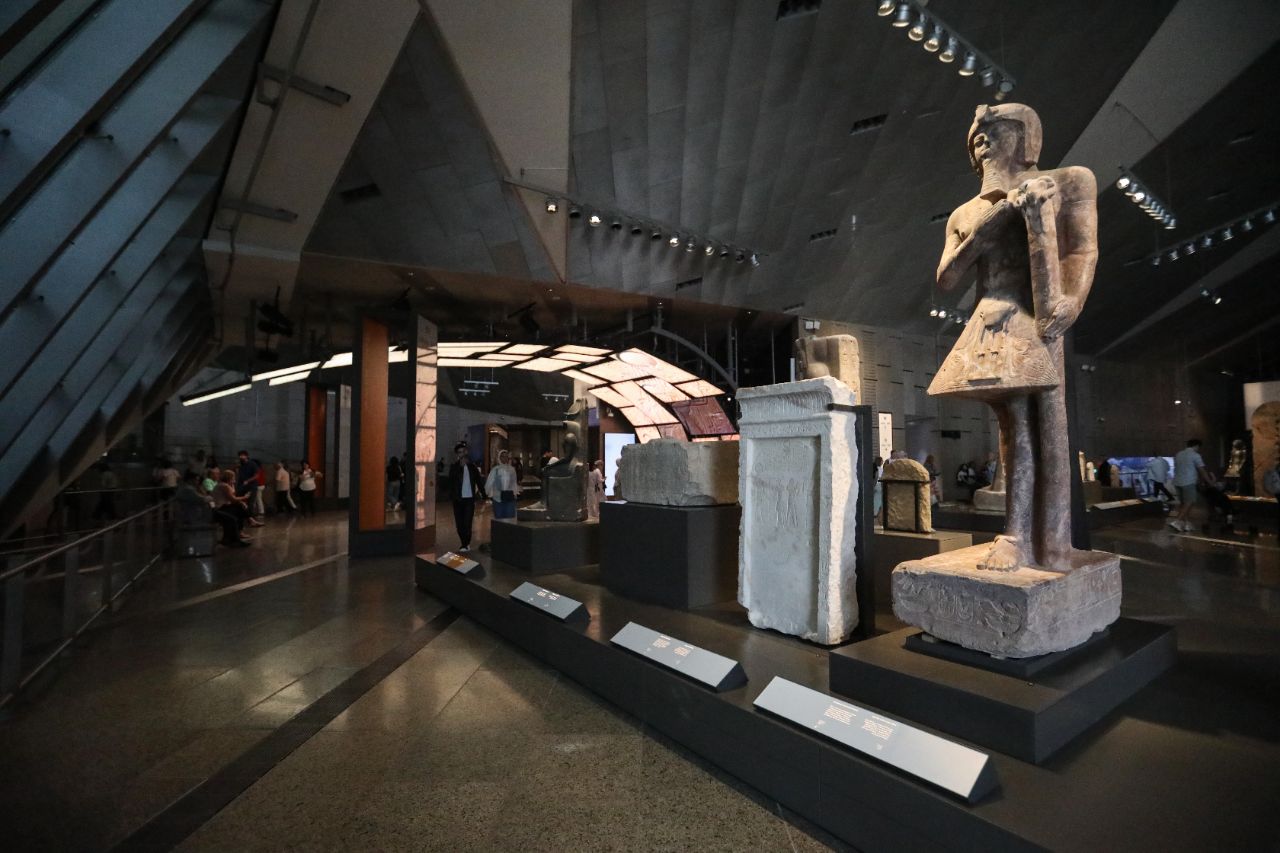 <p>Поглед към гигантския музей до пирамидите в Гиза.</p>