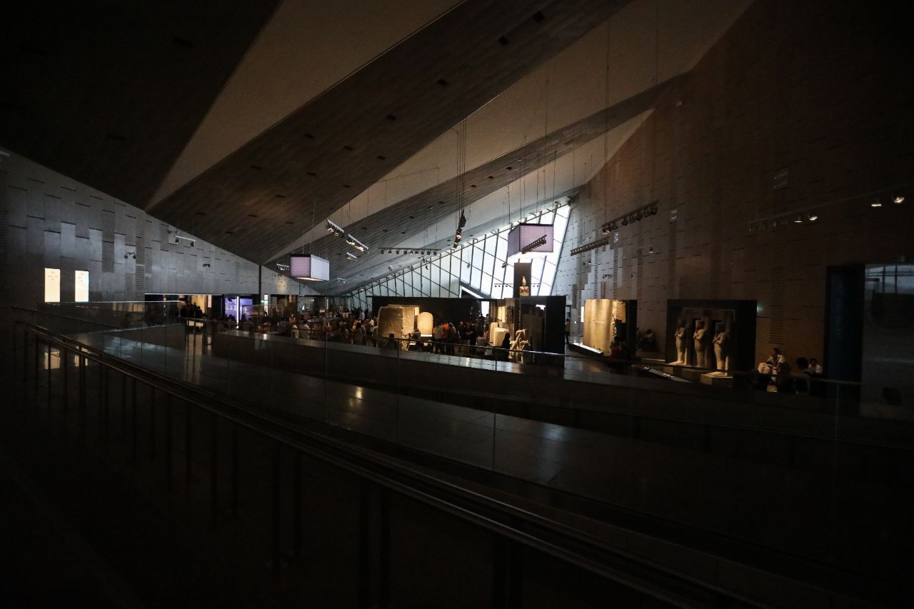 <p>Поглед към гигантския музей до пирамидите в Гиза.</p>