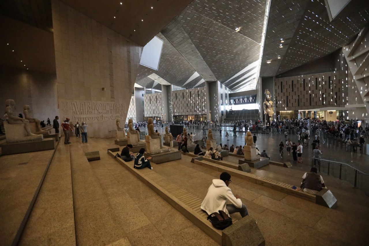 <p>Поглед към гигантския музей до пирамидите в Гиза.</p>