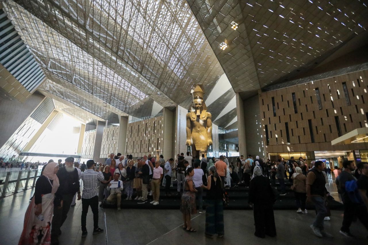 <p>Поглед към гигантския музей до пирамидите в Гиза.</p>