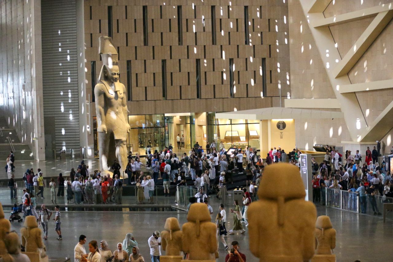 <p>Поглед към гигантския музей до пирамидите в Гиза.</p>