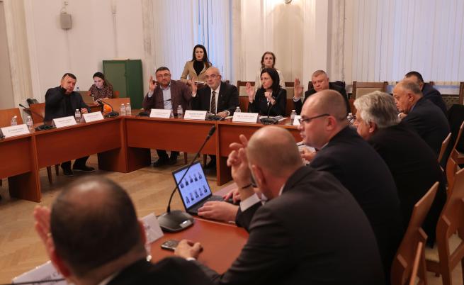 Комисията по вътрешна сигурност в НС одобри забрана за лични коли в НСО