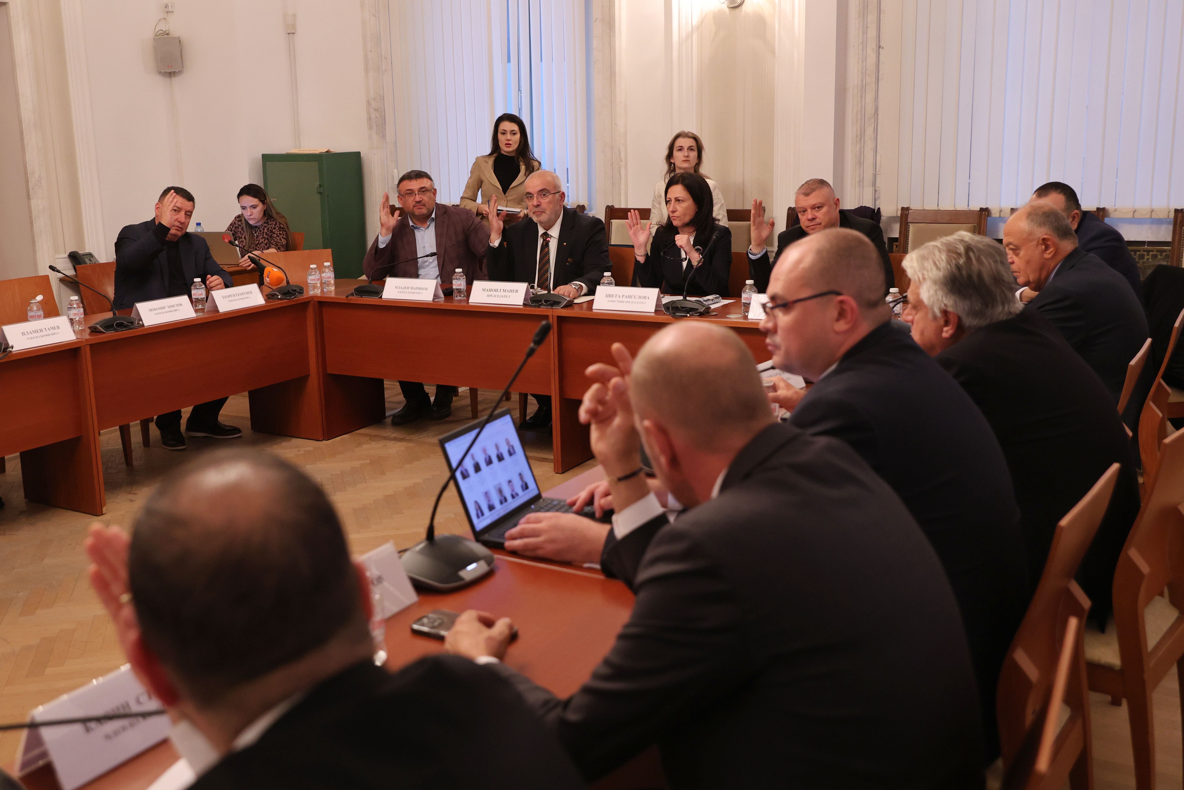 Комисията по вътрешна сигурност в НС одобри забрана за лични коли в НСО