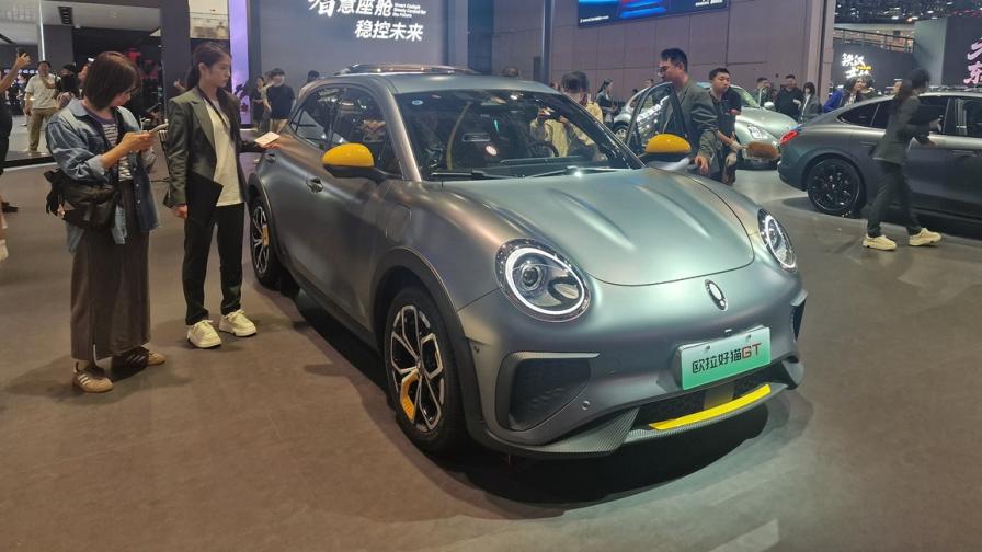 Ora GT на щанда на GWM на Автомобилен салон Шанхай 2025