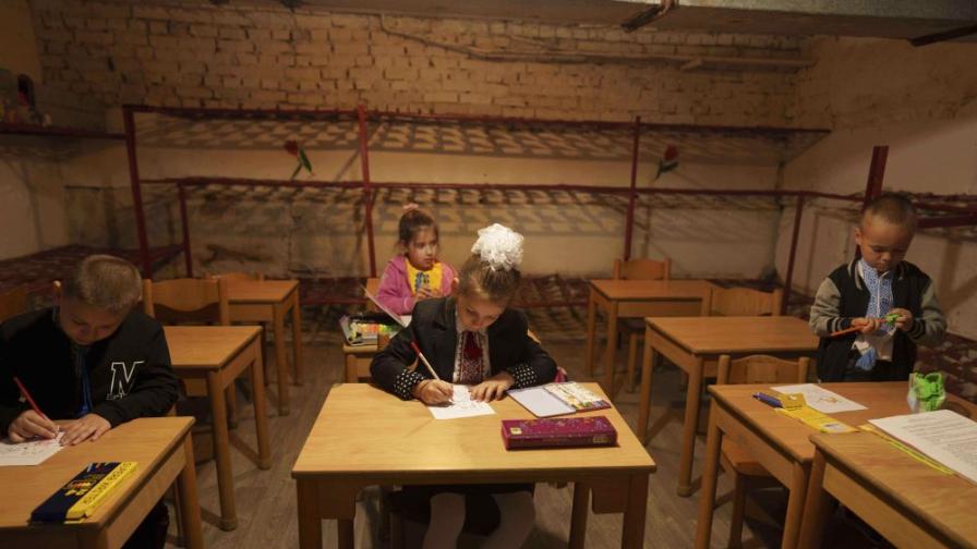 Над 40 подземни училища строят в Харковска област