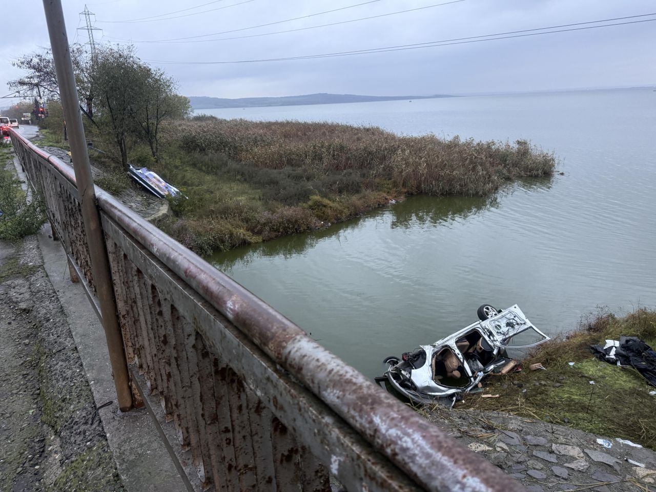 <p>Кола с мигранти падна в езерото Вая край Бургас, има жертви</p>