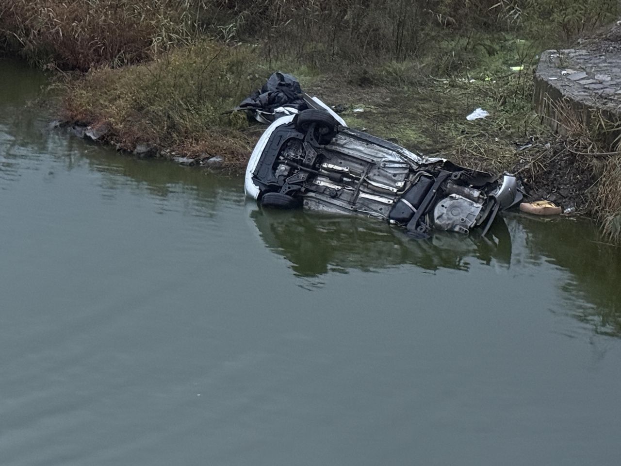 <p>Кола с мигранти падна в езерото Вая край Бургас, има жертви</p>