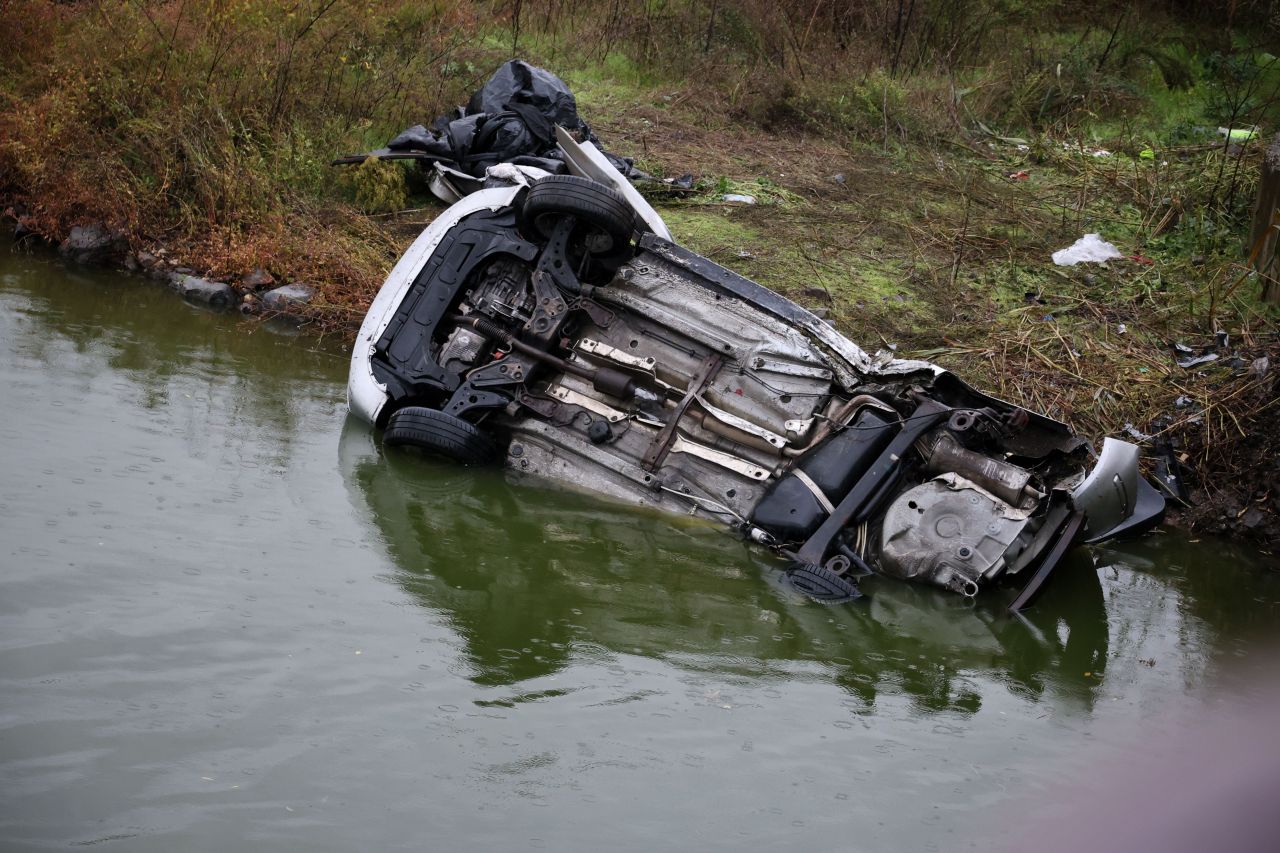 <p>Кола с мигранти падна в езерото Вая край Бургас, има жертви</p>