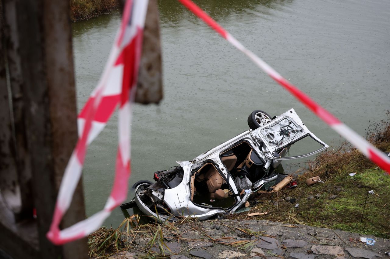 <p>Кола с мигранти падна в езерото Вая край Бургас, има жертви</p>