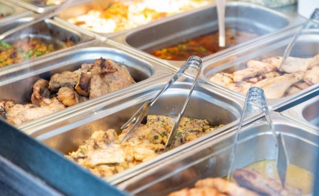 Вдигат двойно парите за безплатна храна на работниците