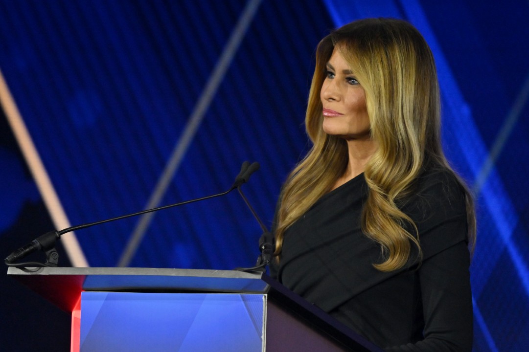 <p>Първата дама Мелания Тръмп беше отличена с наградата &bdquo;Патриот на годината&ldquo; по време на ежегодната церемония &bdquo;Патриот&ldquo; на Fox Nation. В речта си тя отдаде почит на &bdquo;бунтовните основатели на Америка, които се противопоставиха на британското управление&ldquo;.</p>