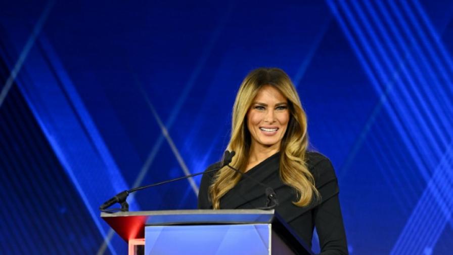 Блясък и патриотизъм: Мелания Тръмп приема...