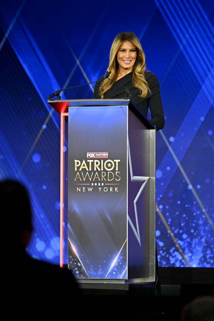 <p>Първата дама Мелания Тръмп беше отличена с наградата &bdquo;Патриот на годината&ldquo; по време на ежегодната церемония &bdquo;Патриот&ldquo; на Fox Nation. В речта си тя отдаде почит на &bdquo;бунтовните основатели на Америка, които се противопоставиха на британското управление&ldquo;.</p>