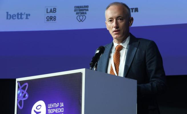 Вълчев: Учениците трябва да учат и чрез изкуствен интелект, а той да помага на учителите