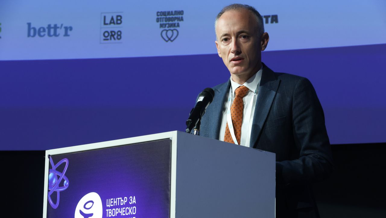 Вълчев: Учениците трябва да учат и чрез изкуствен интелект, а той да помага на учителите