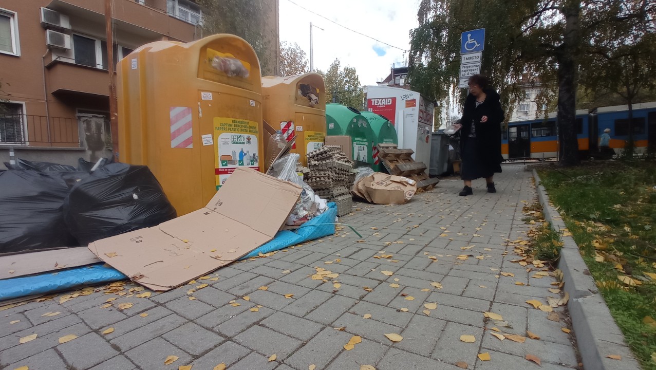 <p>Столична община е изправена пред заплаха от криза и с разделното събиране на отпадъци, след като компанията &bdquo;Екобулпак&ldquo; официално е уведомила, че спира обслужването на цветните контейнери в 16 столични района.</p>