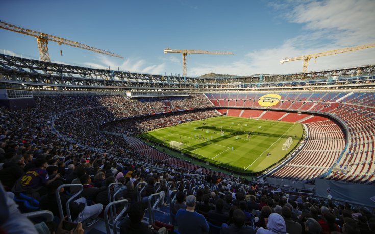 Близо 22 000 души гледат тренировка на Барселона