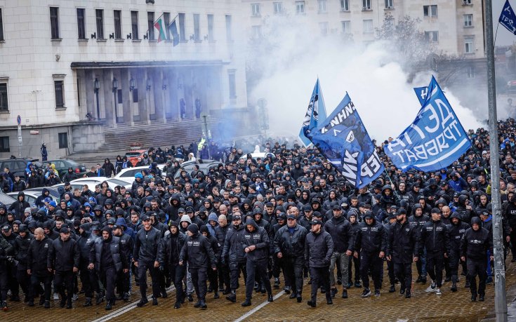 Шествието на феновете на Левски предизвика 