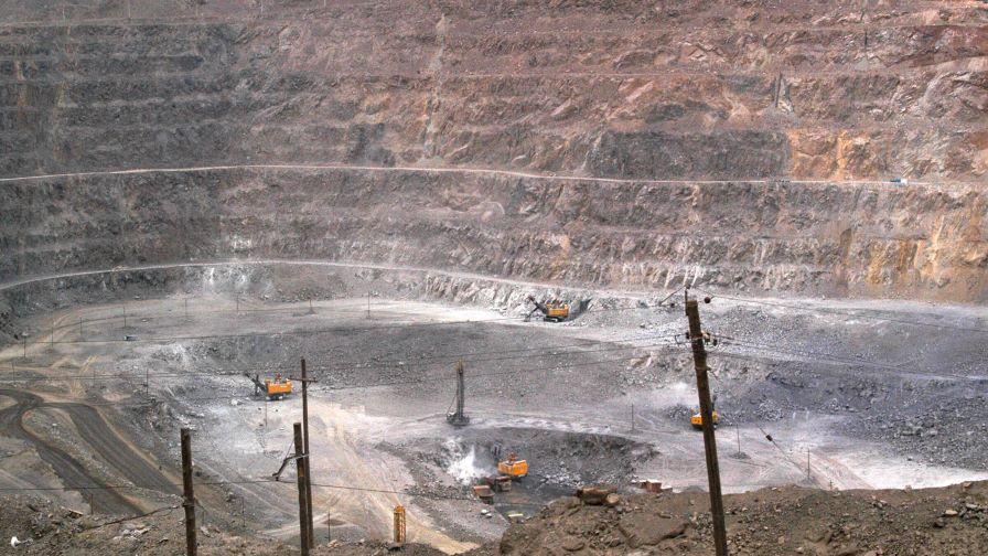 Китай временно спира забраната за износ на редки метали към САЩ