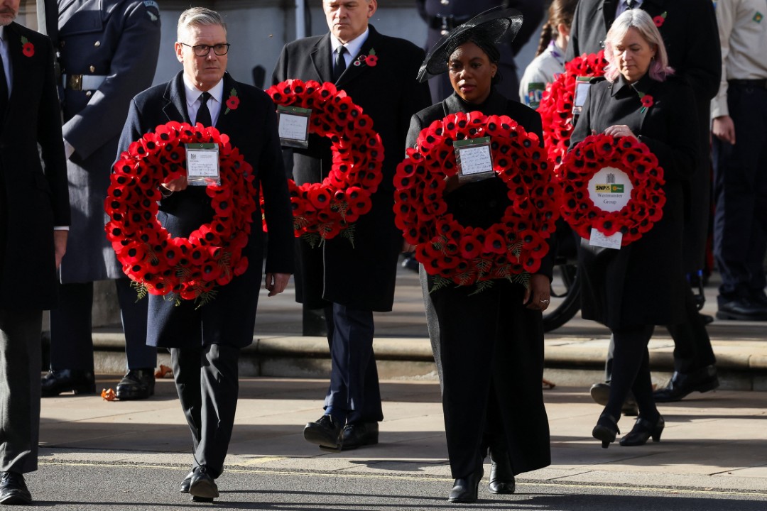 <p>Хиляди военослужещи, ветерани и редови граждани се събраха днес в столицата на Великобритания - Лондон, където британският крал Чарлз Трети оглави годишната Национална церемония в памет на загиналите във войните.</p>