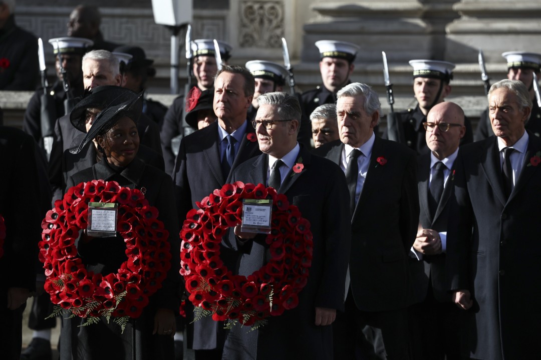 <p>Хиляди военослужещи, ветерани и редови граждани се събраха днес в столицата на Великобритания - Лондон, където британският крал Чарлз Трети оглави годишната Национална церемония в памет на загиналите във войните.</p>